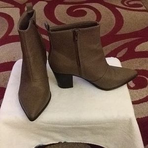 Women's Boots size 8. Ankle high. brown